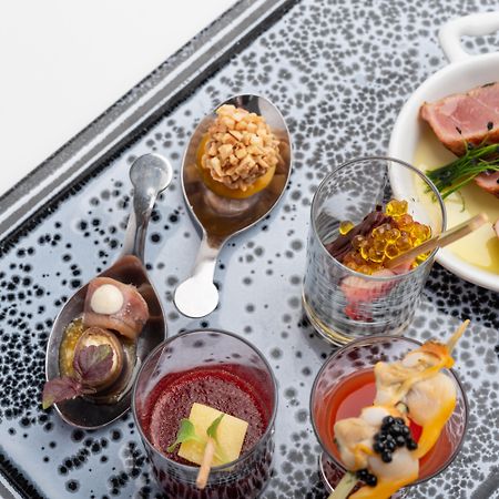 유로스타 호텔 드 라 레콘키스타 오비에도 외부 사진 A selection of canapés