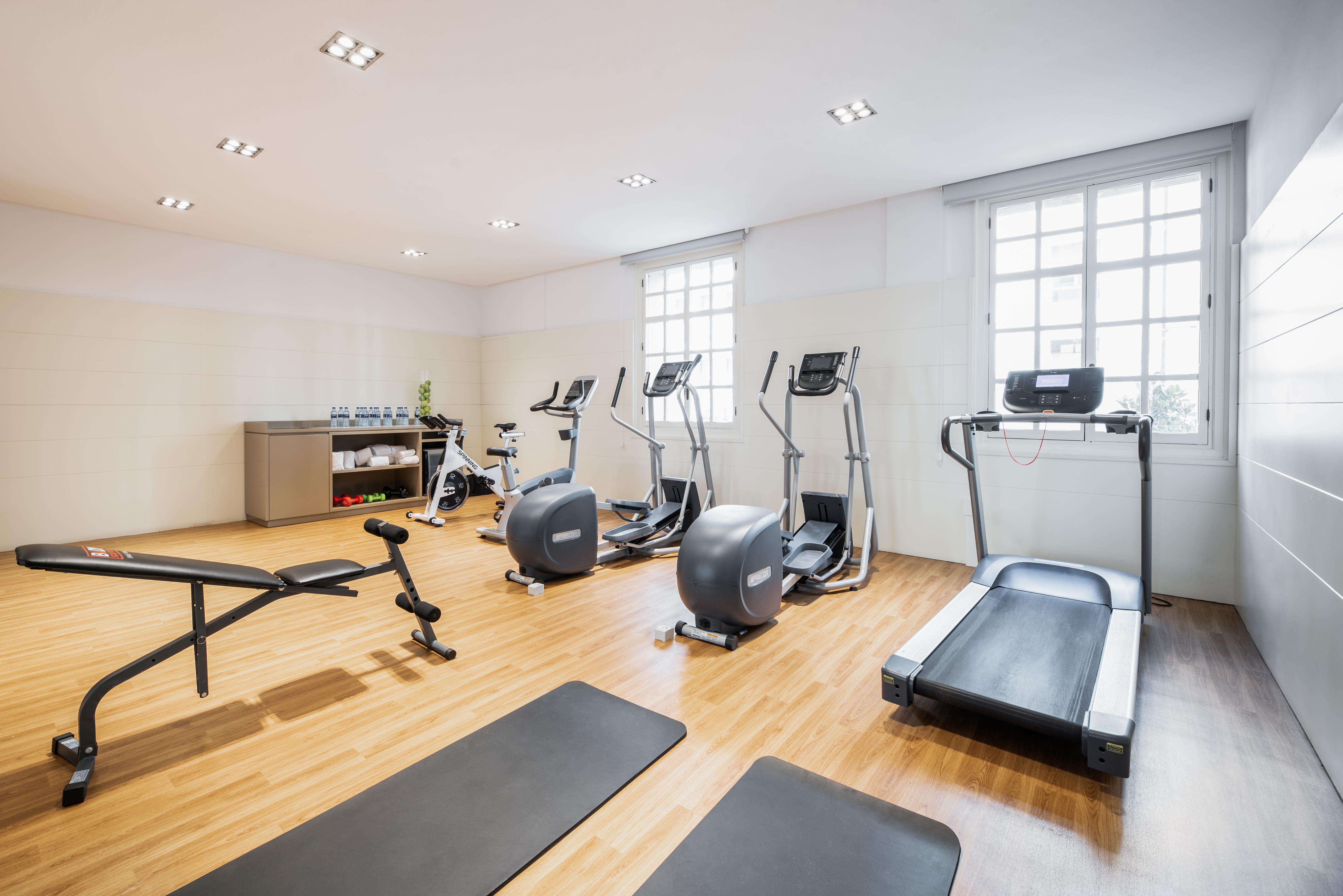 유로스타 호텔 드 라 레콘키스타 오비에도 외부 사진 A gym at a hotel