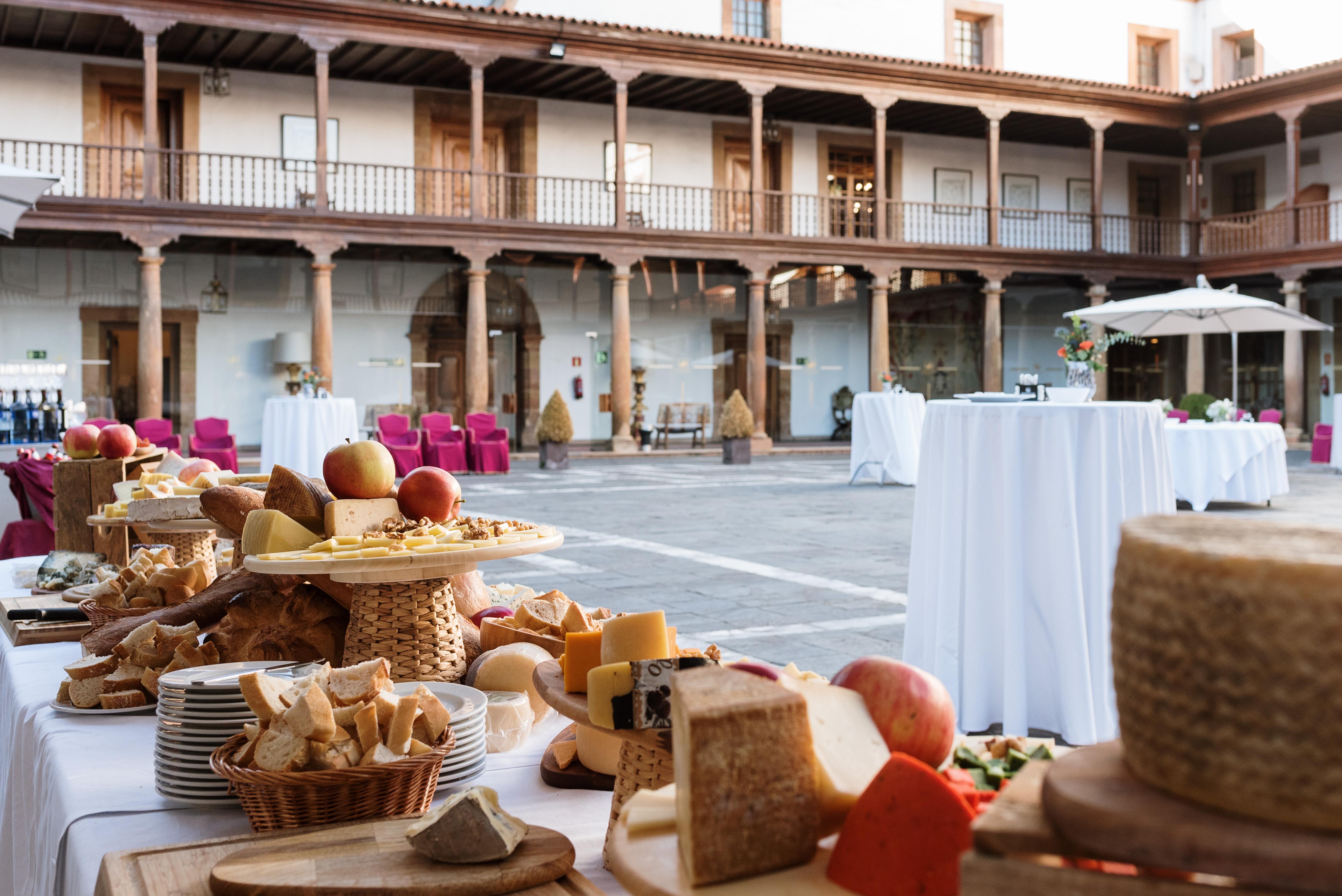 유로스타 호텔 드 라 레콘키스타 오비에도 외부 사진 Cheese tasting at the Palacio de Abrantes