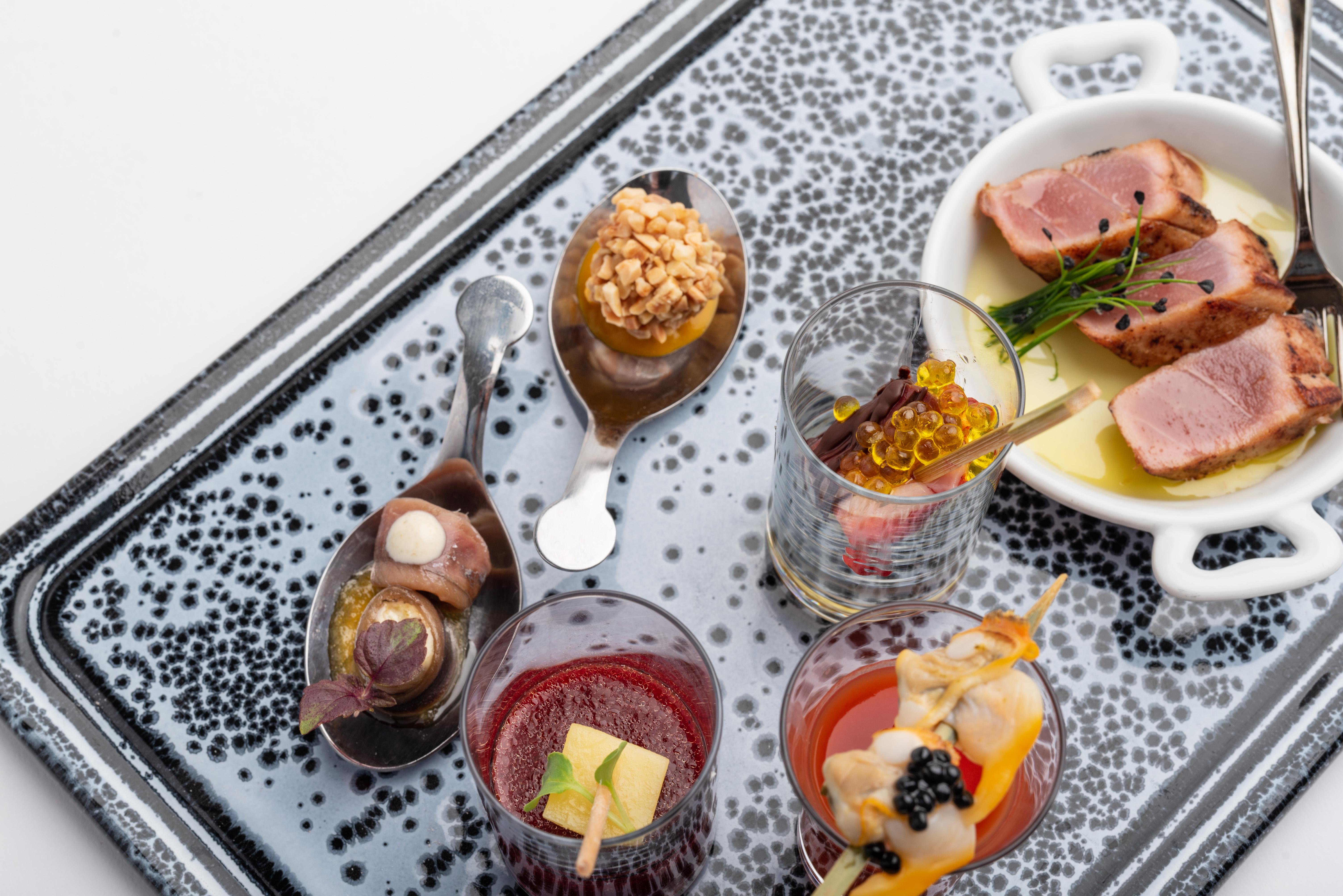 유로스타 호텔 드 라 레콘키스타 오비에도 외부 사진 A selection of canapés