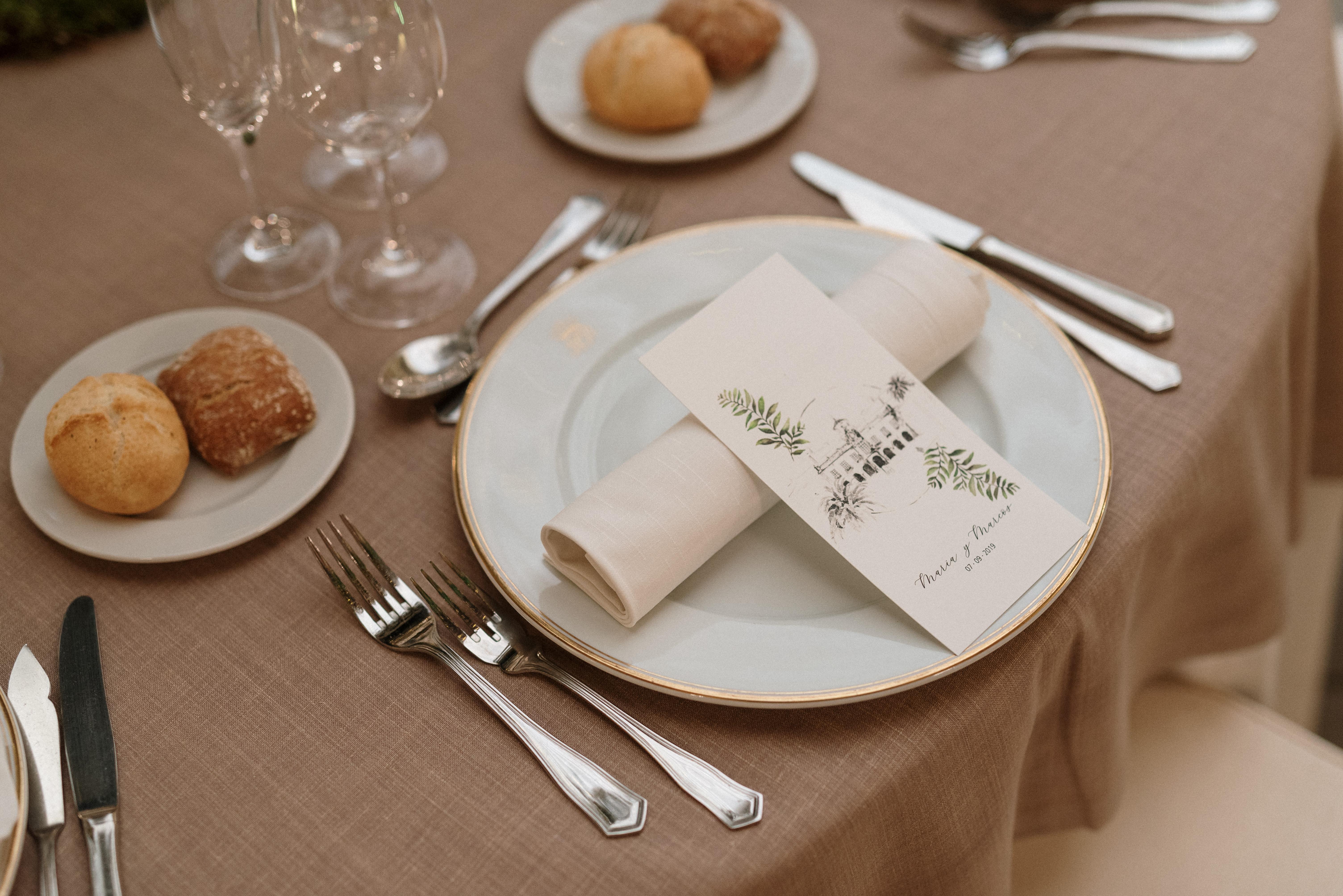 유로스타 호텔 드 라 레콘키스타 오비에도 외부 사진 A Christmas cracker on a place setting
