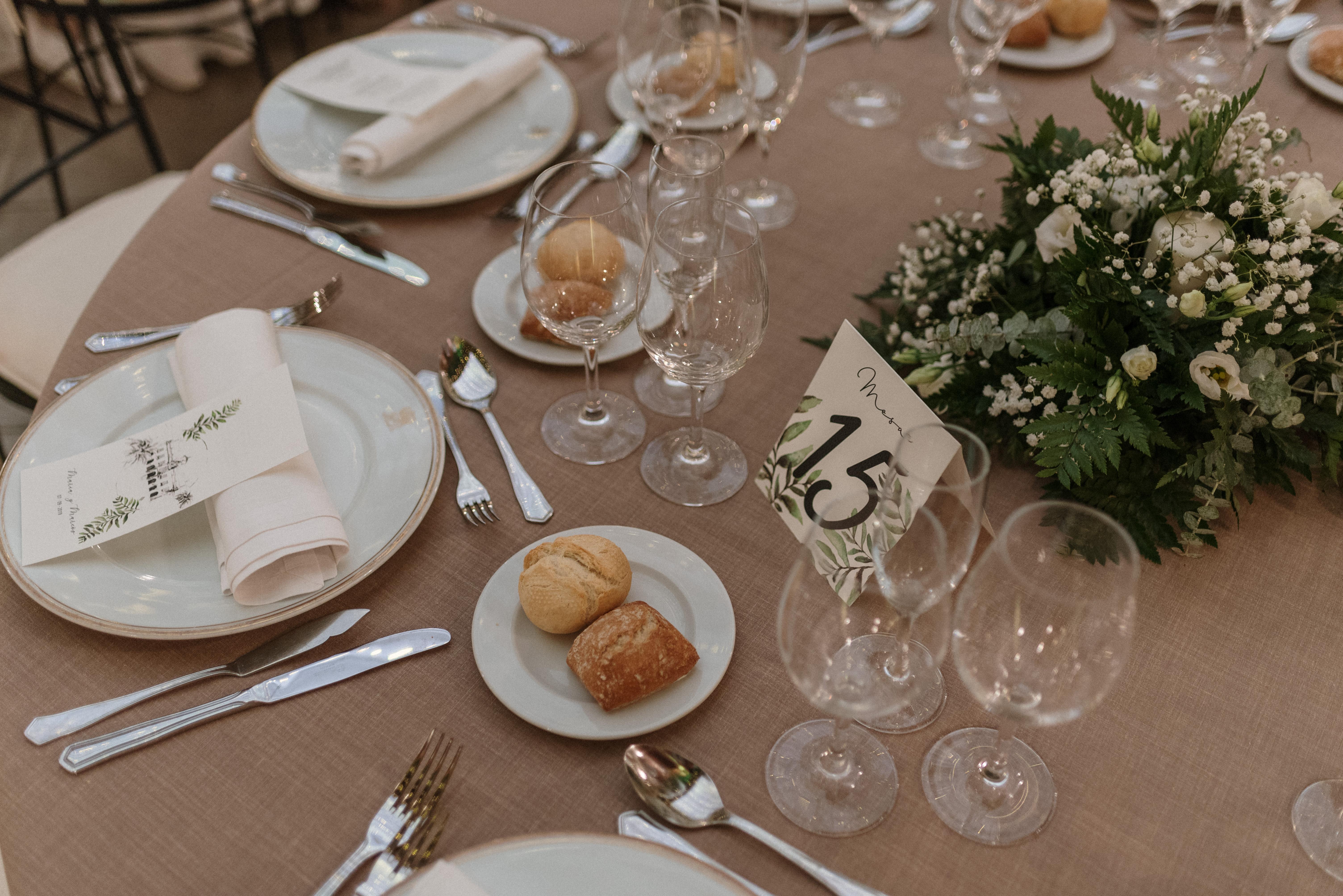 유로스타 호텔 드 라 레콘키스타 오비에도 외부 사진 A table set for a meal