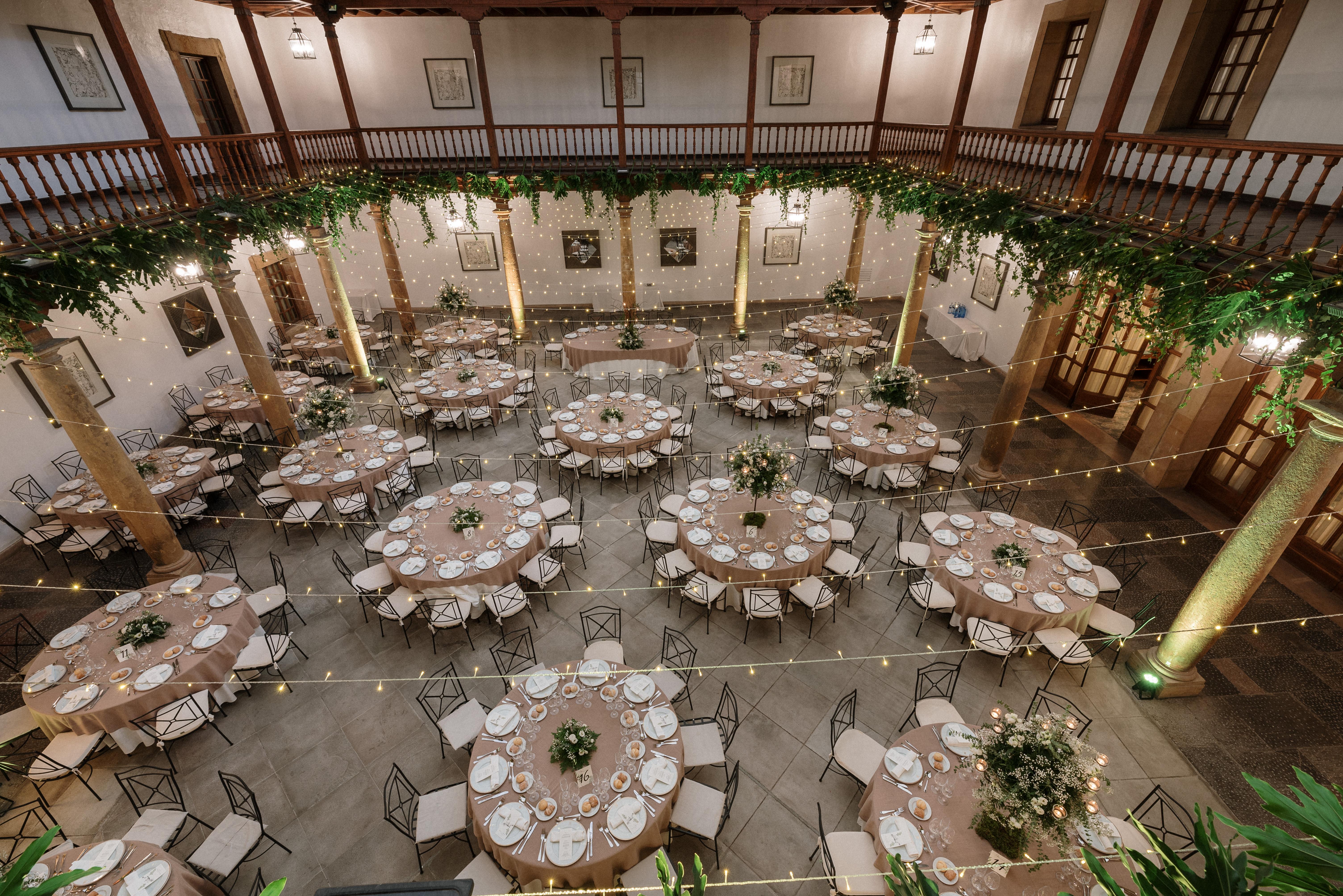 유로스타 호텔 드 라 레콘키스타 오비에도 외부 사진 The interior of the venue