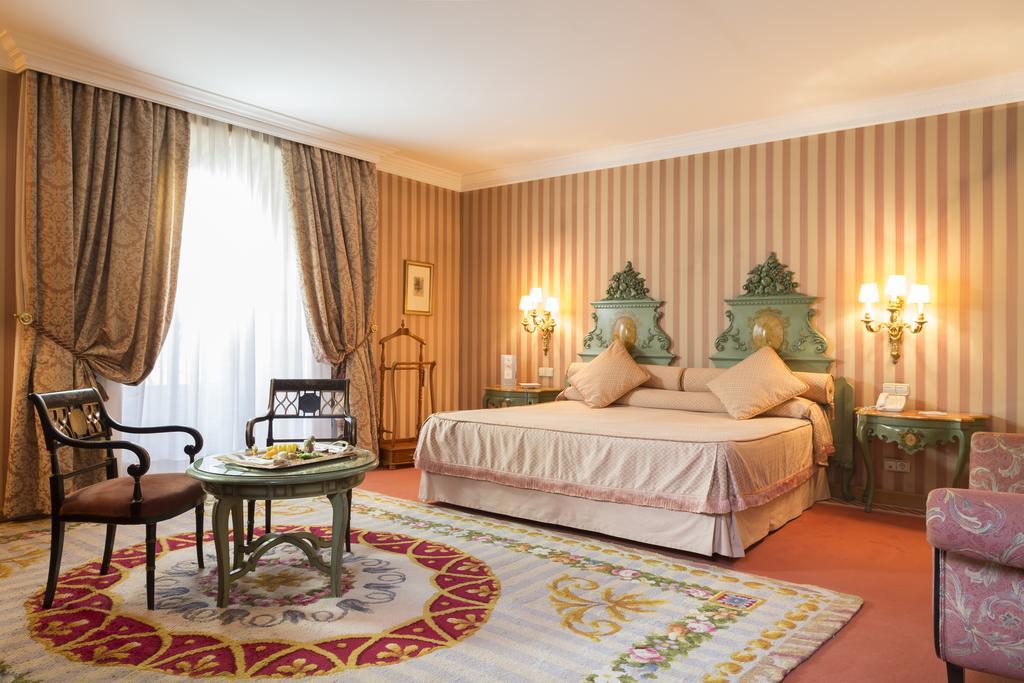 유로스타 호텔 드 라 레콘키스타 오비에도 외부 사진 A bedroom at the hotel