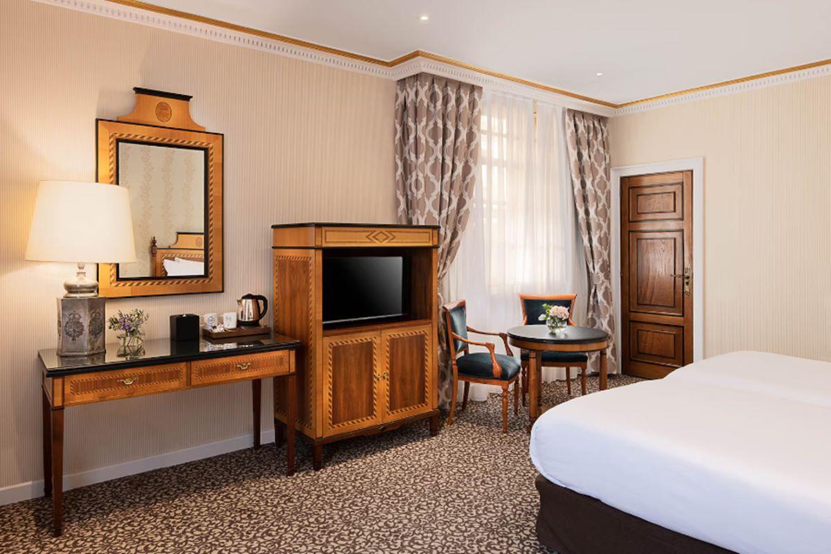 유로스타 호텔 드 라 레콘키스타 오비에도 외부 사진 A room at the hotel