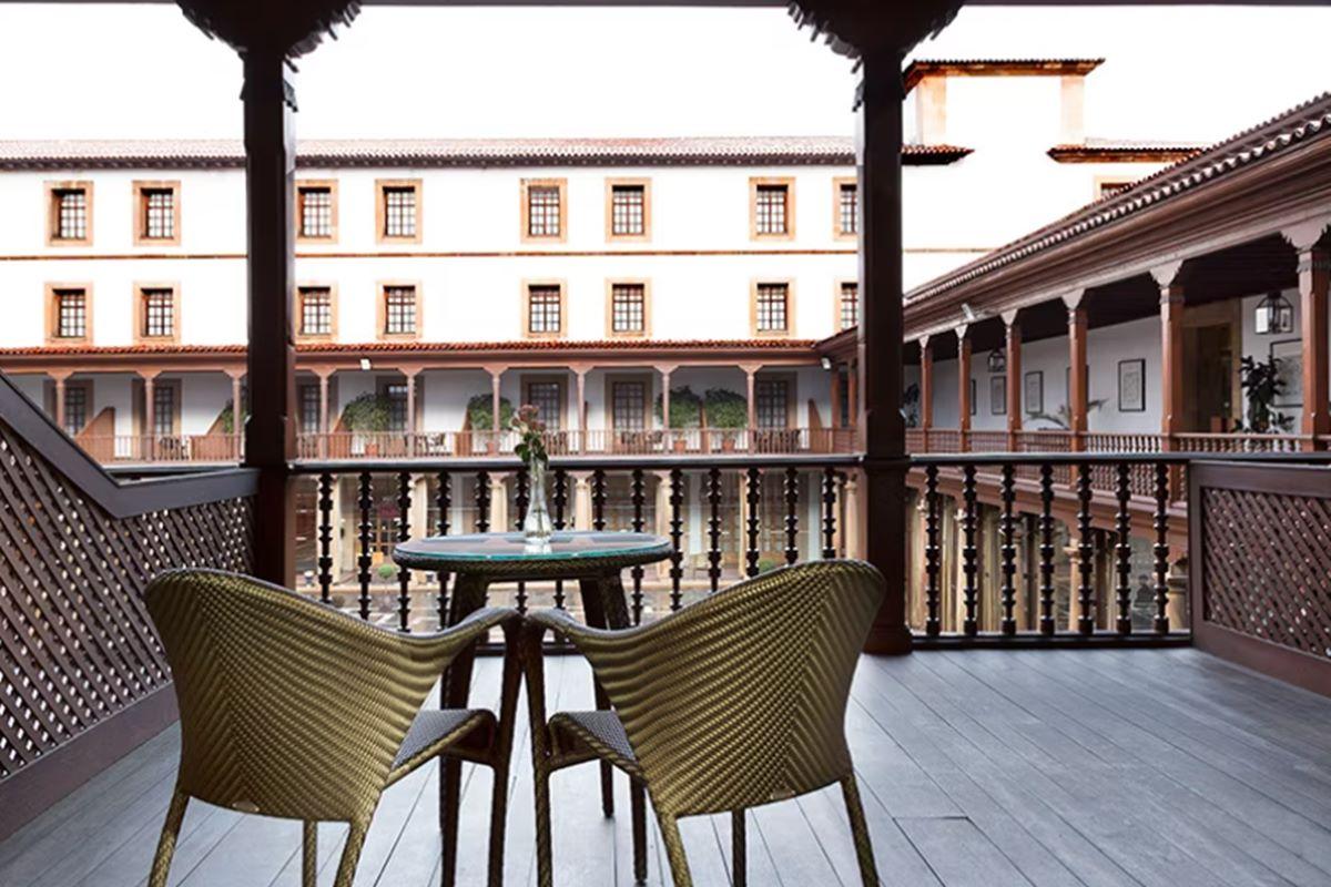 유로스타 호텔 드 라 레콘키스타 오비에도 외부 사진 Patio of the hotel