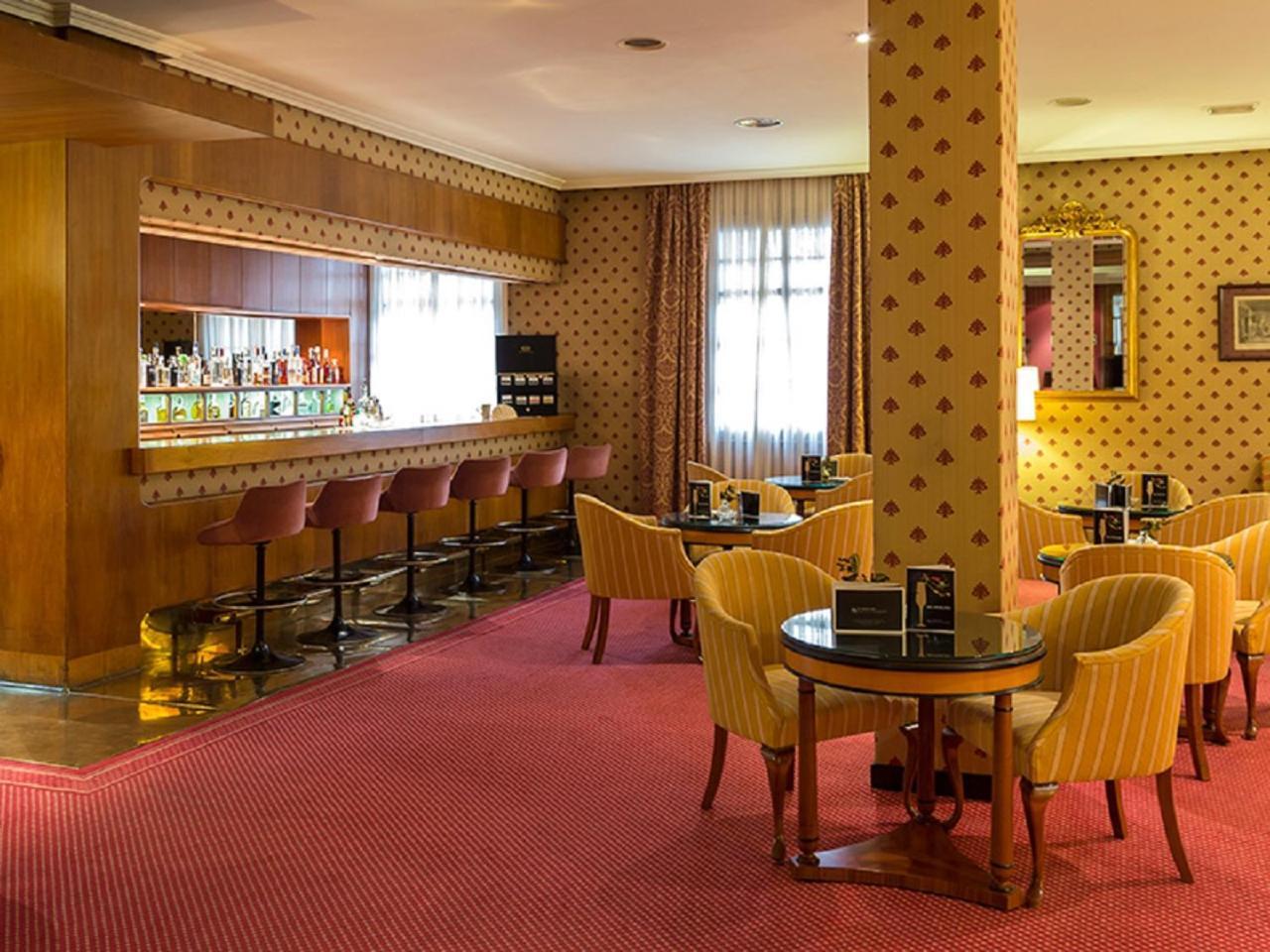 유로스타 호텔 드 라 레콘키스타 오비에도 외부 사진 The bar at the hotel
